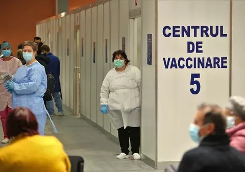 Ponderea lucrătorilor esențiali în programările la vaccinare a crescut de la 22% la 36%. Vârstnicii, scădere cu aproape 15%