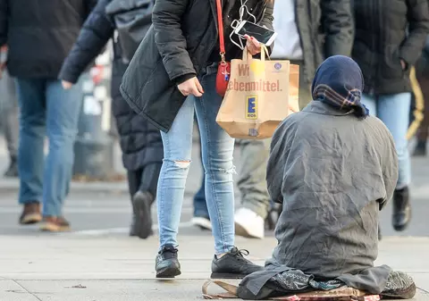 O româncă fără carte a învins Elveția la CEDO: „Avea dreptul, inerent demnității umane, de a încerca să-și asigure nevoile cerșind”