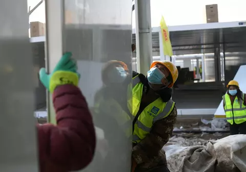 China a construit un spital cu 1.500 de camere în doar 5 zile, după ce numărul de cazuri de COVID-19 a crescut