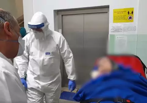 Bătrână de 95 de ani din Timișoara, vindecată de Covid, externată în aplauzele medicilor: ”Ciao, buni”