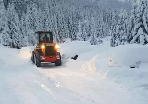 Strat consistent de zăpadă și frig, la altitudini mari, în Brașov. Ce-i sfătuiesc salvamontiștii pe turiști