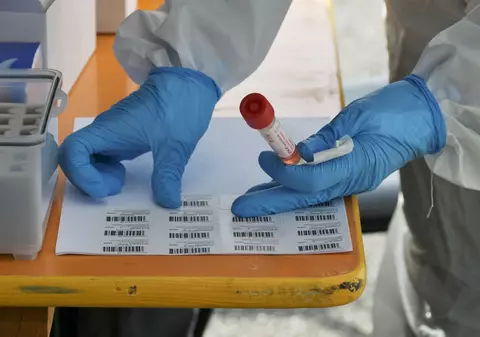 Record de cazuri COVID în Republica Moldova. Aproape 2.300 de persoane, depistate pozitiv