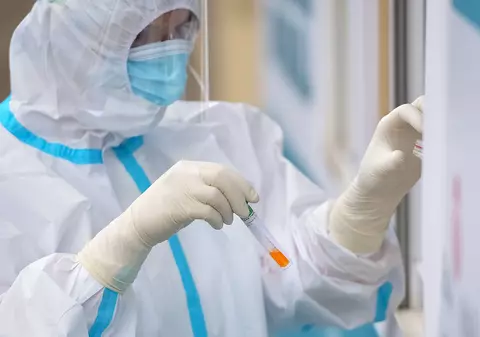 Un bărbat de 34 de ani din Olt a murit cu COVID, după ce s-a întors din Marea Britanie. DSP a trimis la secvenţiere probele de la două persoane de contact infectate