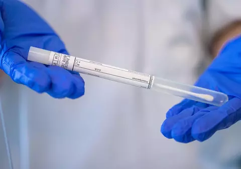 Testat pozitiv cu COVID, un bărbat s-a sinucis în baia spitalului în care era internat. Descoperirea făcută de medici după moartea lui