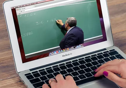 Studentă din Sibiu, jignită în ora online pentru că spune „Domn’ profesor” în loc de „Domnule profesor”. „Nu ți se pare că ești penibilă?”