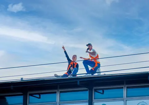 Doi prezentatori ai unui post de radio australian s-au urcat pe acoperiș pentru a face un interviu cu Simona Halep, aflată în carantină în camera de hotel