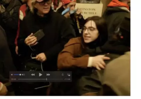O femeie este acuzată că a vrut să vândă Rusiei laptopul furat din biroul lui Nancy Pelosi, în timpul asaltului de la Capitoliu