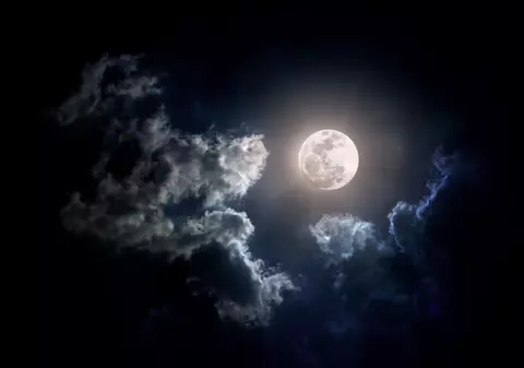 Luna plină din 26 mai 2021. Luna sângerie și eclipsa din Săgetător