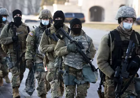 Alertă maximă în SUA înaintea învestirii lui Joe Biden. De teama unui atac din interior, FBI îi verifică pe cei 25.000 de militari prezenți la Washington DC