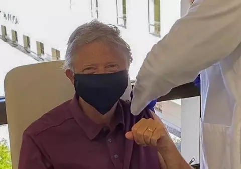 Bill Gates s-a vaccinat anti-COVID. „Unul dintre beneficiile faptului că am 65 de ani: sunt eligibil pentru imunizare”