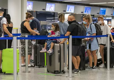 Adulții vaccinați anti-COVID scapă de carantină la întoarcerea în România, dar copiii, care nu pot fi imunizați, intră în izolare