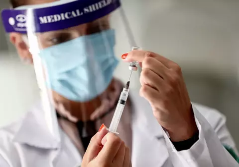 Vaccinul anti-COVID-19 de la AstraZeneca, eficace împotriva noii tulpini din Marea Britanie