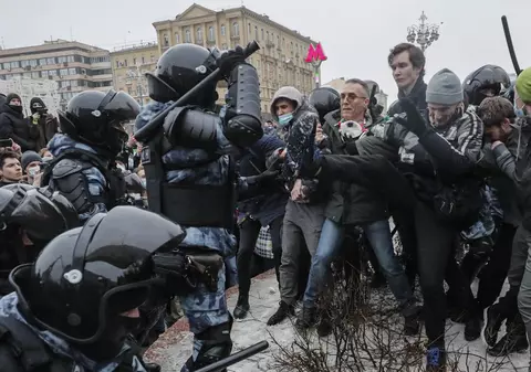 Rusia expulzează trei diplomați din UE, acuzați că au participat la manifestațiile de susținere a lui Navalnîi. Reacția lui Macron și a Angelei Merkel