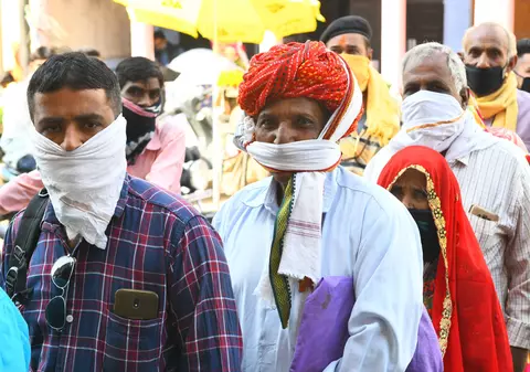 Vecinii au mers cu trupul neînsuflețit al unui indian la bancă, pentru a obține bani pentru incinerare