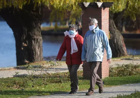 Masca, necesară și după vaccinarea împotriva COVID-19. Explicațiile medicului Beatrice Mahler