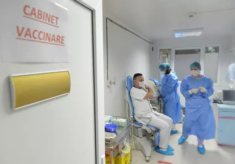 Peste 16.000 de cadre medicale au fost vaccinate în România marți – cel mai mare număr de până acum. 89 reacții adverse raportate