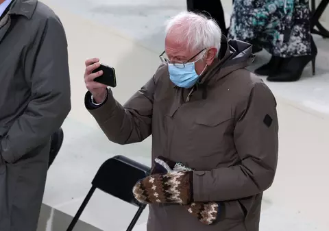 Devenit viral pe internet pentru mănușile purtate la învestirea lui Biden, Bernie Sanders își folosește meme-ul în scopuri caritabile