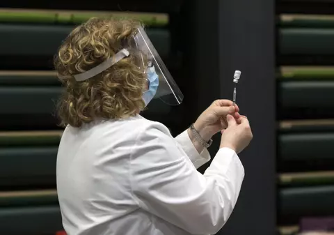 Cele mai frecvente reacţii adverse raportate după administrarea vaccinului de la Pfizer. Ce spun datele din România comparativ cu cele din Franța și Belgia