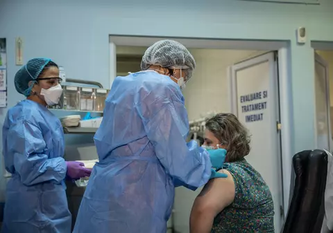Peste 42.000 de persoane au fost vaccinate anti-COVID în ultimele 24 de ore. 570.704 doze administrate de la începutul campaniei