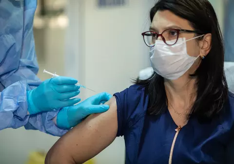 Medicii au început să primească a doua doză de vaccin anti-COVID. Mihaela Anghel: „Mă simt privilegiată”