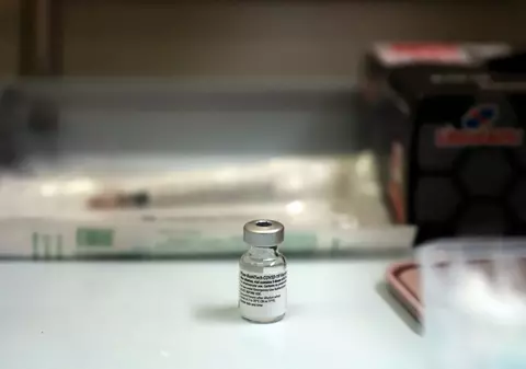 SONDAJ. Ce i-ar face pe o mare parte dintre românii care nu vor să se vaccineze să-și schimbe părerea