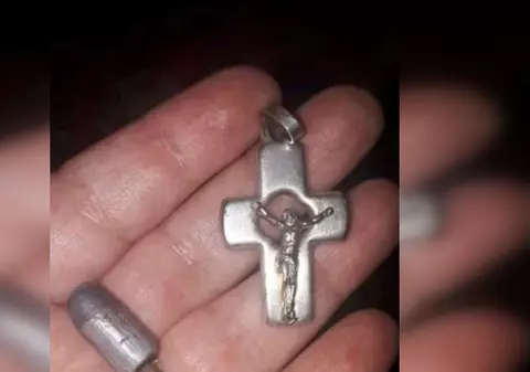 Un băiețel din Argentina a fost salvat ca prin miracol datorită colierului său cu crucifix, după ce a fost împușcat în pragul casei