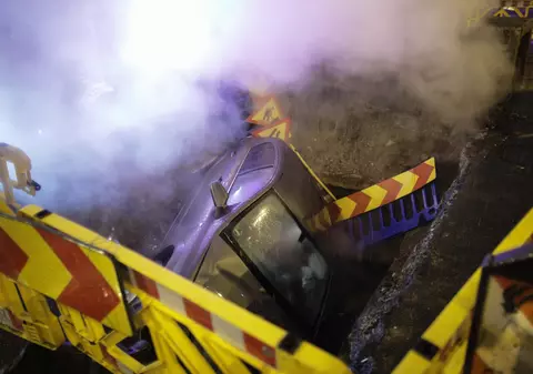 O tânără din București a căzut cu mașina într-o groapă săpată de RADET, din cauza aburilor