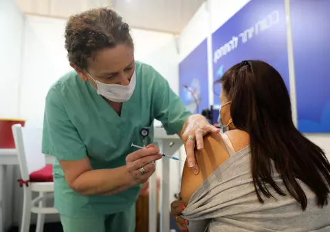 Peste 200 de israelieni au fost depistați pozitiv după vaccinarea anti-COVID