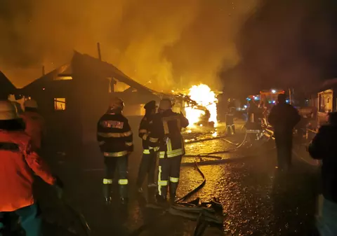 Incendiu violent în comunitatea de romi din Miercurea Ciuc. Oamenii rămași fără case vor fi cazați în săli de sport