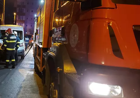 O femeie a murit şi alte 46 de persoane au fost evacuate, după un incendiu izbucnit într-un bloc din Baia Mare