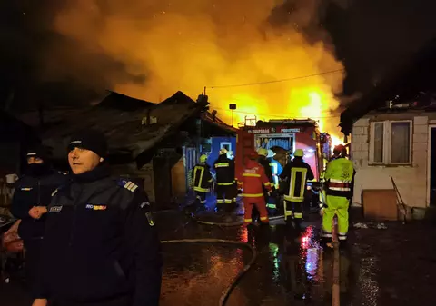 Klaus Iohannis l-a sunat pe primarul din Miercurea Ciuc, după incendiul care a lăsat aproape 260 de persoane fără case