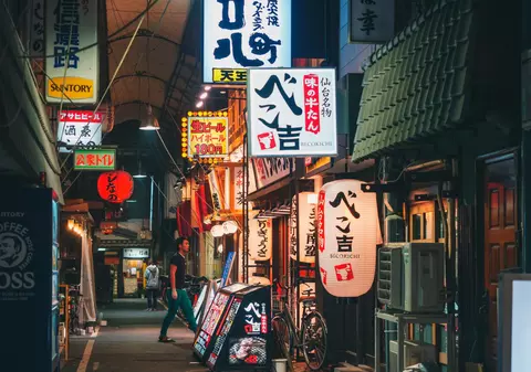 Scandal în Japonia, după ce doi parlamentari au fost surprinși în cluburile de noapte, în ciuda restricțiilor COVID. Premierul cere scuze