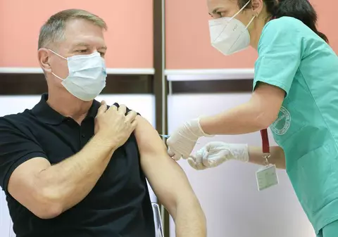 Cum a ajuns președintele Iohannis la forma fizică afișată la vaccinare: „Tenis, golf, schi și face exerciții fizice acasă, la niște aparate simple”