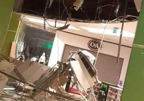 Tavanul unui mall din Arad s-a prăbușit, în timpul unor reparații. Inginer: „A cedat din cauza trepidațiilor”