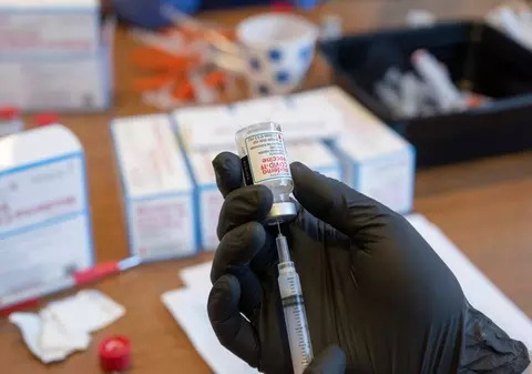 De la 1 februarie începe administrarea vaccinului Moderna, cu rapel la 28 de zile. Cum va fi făcută reprogramarea persoanelor din etapa a II-a