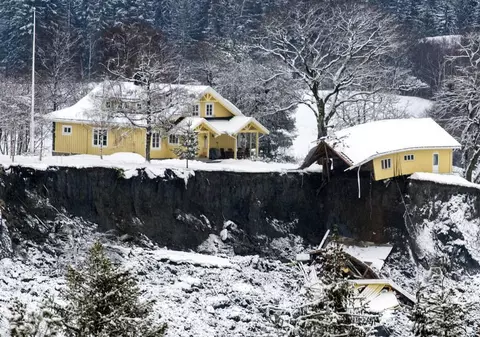 Echipele de salvatori din Norvegia au găsit o persoană decedată după alunecarea de teren. Doi copii de 2 şi 13 ani, pe lista dispăruţilor