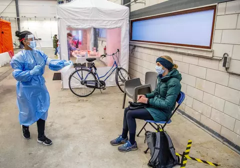 Prima doză de vaccin în ultimul stat din UE. Cum a ratat Olanda startul campaniei de imunizare