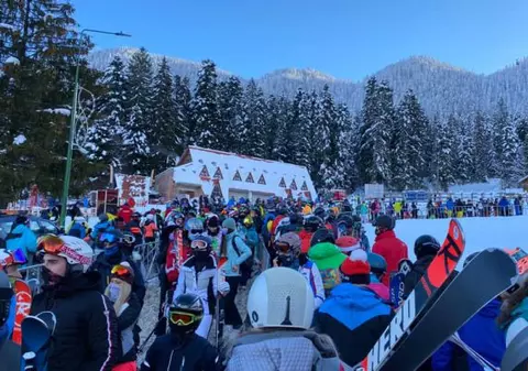 Sute de turiști au așteptat la cozi uriașe în Poiana Brașov, pentru a urca în telegondolă