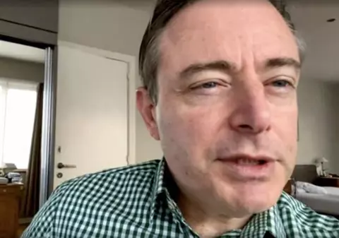 VIDEO | Primarul din Anvers, surprins fără pantaloni în timpul unui interviu online