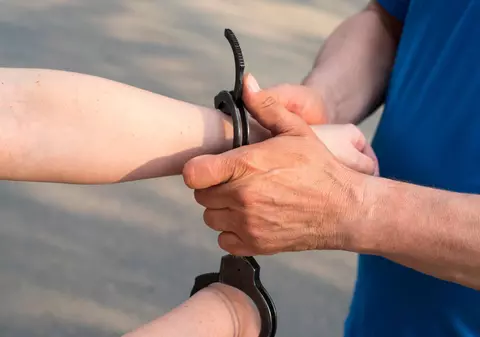 O româncă din Austria, arestată după ce a tăiat-o cu un cuțit pe bolnava imobilizată la pat, pe care o avea în grijă