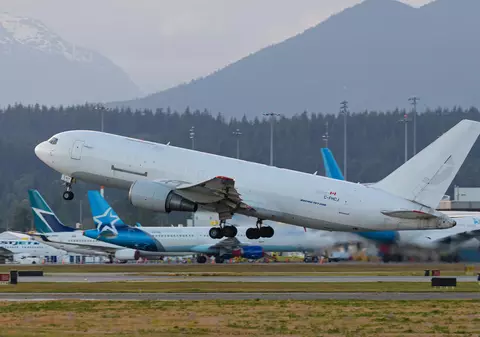 Amazon a cumpărat 11 avioane Boeing pentru a livra mai rapid comenzile. Valoarea tranzacţiei, secretă