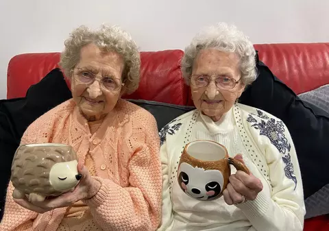 Una dintre cele mai vârstnice gemene din Marea Britanie a murit de COVID-19. Sora sa a reușit să supraviețuiască