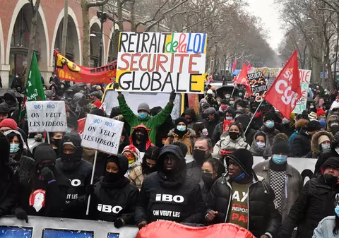 VIDEO | Noi manifestări de amploare în Franța, împotriva legii care limitează difuzarea de imagini cu poliţişti. 24 de arestări la Paris