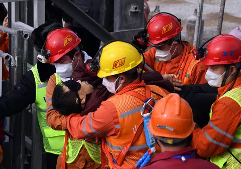 VIDEO | Salvare miraculoasă în China. 11 mineri, scoși din subteran după două săptămâni