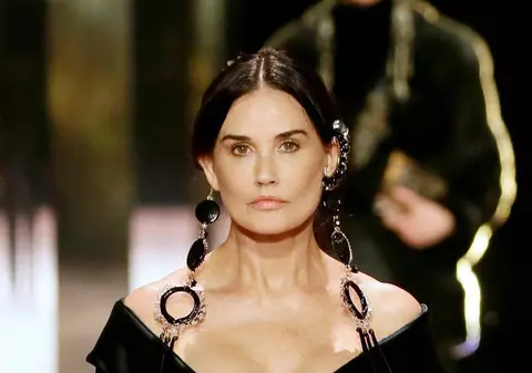 Demi Moore, criticată de admiratori după apariția la Paris Fashion Week: ”Ce ai făcut cu fața ta?”
