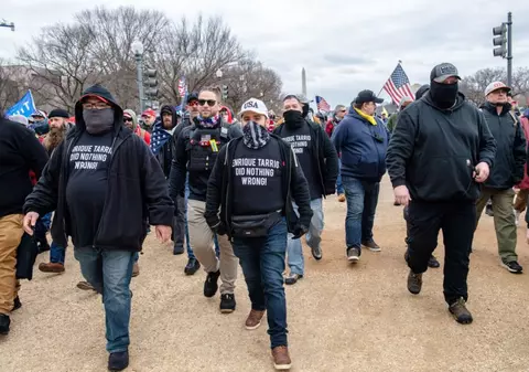 Un bărbat numit Eduard Florea, arestat la New York după ce a amenințat cu un atac armat la Washington. FBI-ul i-a găsit acasă două săbii, 75 de cuțite și muniție