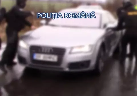 VIDEO | Proxenet înconjurat de mascați în trafic, în Prahova, și acuzat că și-a trimis patru iubite să facă bani pentru el, în Austria și Germania