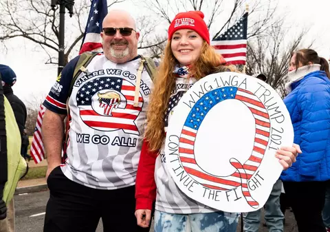 Fanii lui Trump, adepți ai mișcării conspiraționiste QAnon, buimăciți de învestirea lui Joe Biden: „Am fost fraieriți”