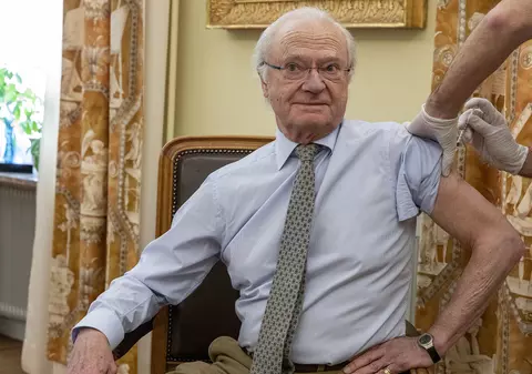 Regele și regina Suediei au fost vaccinați împotriva COVID-19