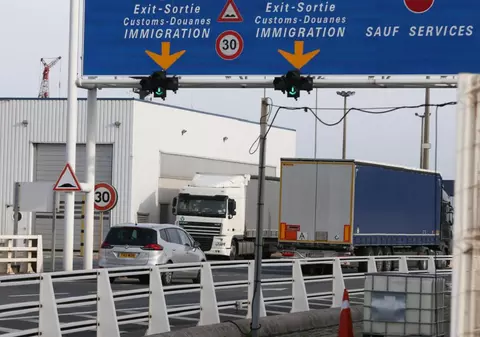 Șofer român de TIR bun de plată: 3,8 milioane € amendă vamală, 91.000 € despăgubiri pentru Rolex, 16.000 € pentru Puma și 9.500 € pentru Dior